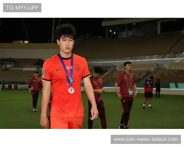 泰山队彭啸禁区内舍身堵防，崔康熙赞其防守韧性具备核心